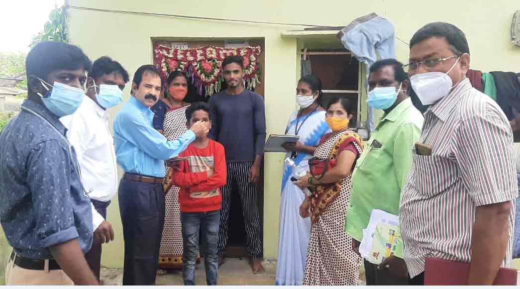 ప్రతి ఇంటికీ మాత్రలు పంపిణీ చేయాలి