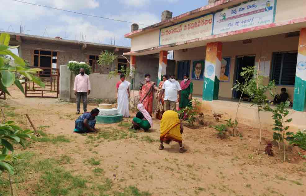 పాఠశాలలను శుభ్రం చేయాలి