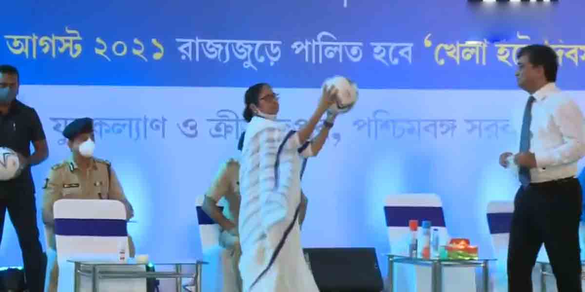 Khela Hobe: వేదిక‌పై ఫుట్‌బాల్‌తో ఆడిన మ‌మ‌తాబెన‌ర్జి.. వీడియో