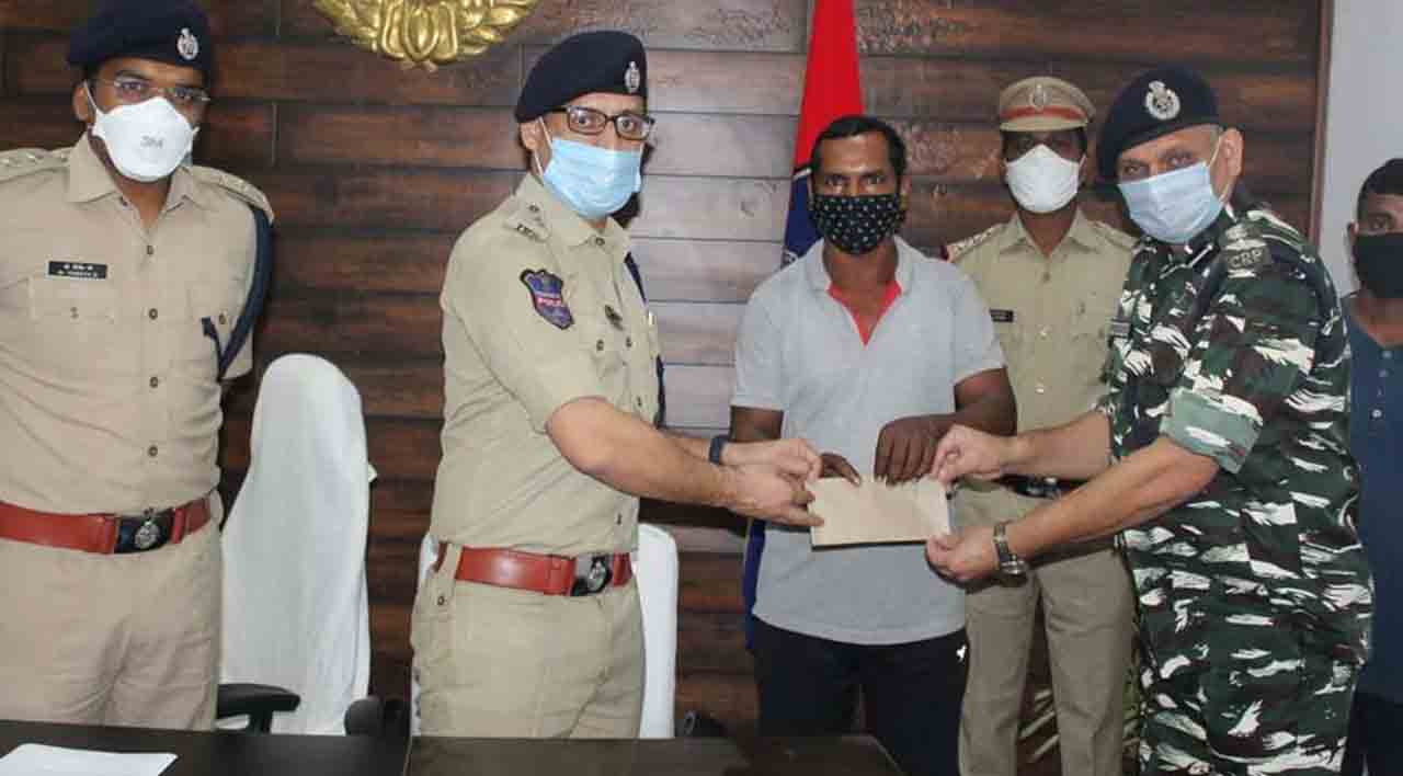 కొత్తగూడెం ఎస్పీ ఎదుట ఇద్దరు మావోయిస్టుల లొంగుబాటు