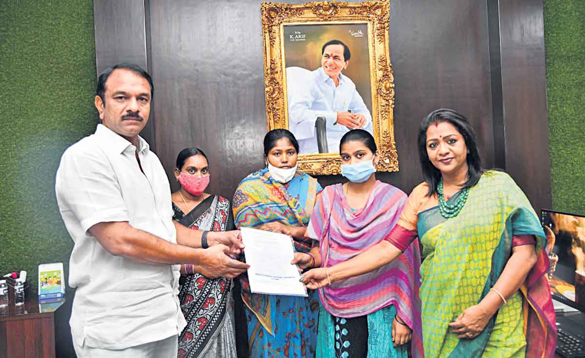 మ్యాన్‌హోల్‌ బాధితులకు డబుల్‌ ఇండ్లు