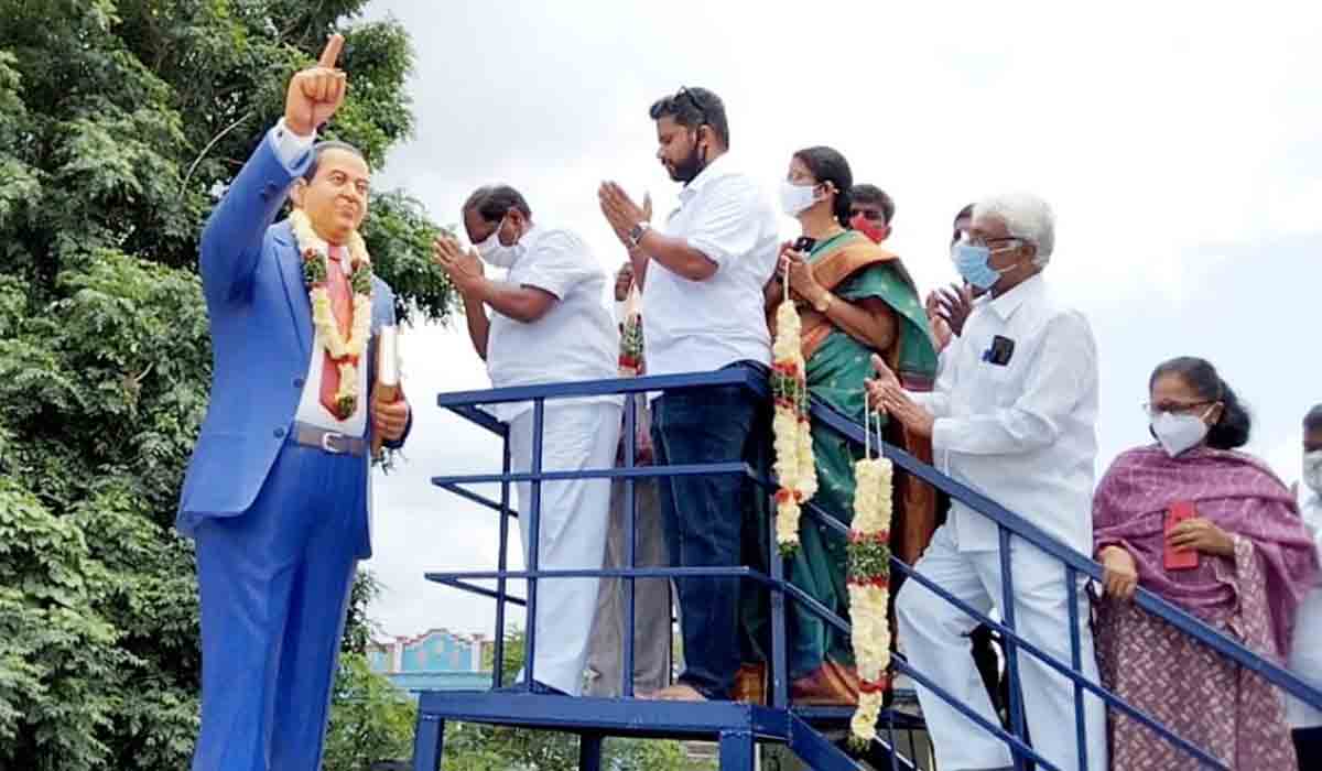 అంబేద్కర్ విగ్రహాన్ని ఆవిష్కరించిన మంత్రి కొప్పుల ఈశ్వర్‌