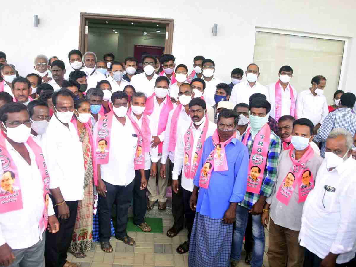 అభివృద్ధిలో భాగస్వాములవ్వాలనే టీఆర్‌ఎస్‌లోకి : మంత్రి పువ్వాడ