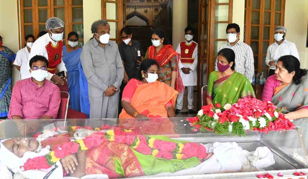 గవర్నర్‌ తమిళిసైని పరామర్శించిన మంత్రులు సబిత, సత్యవతి