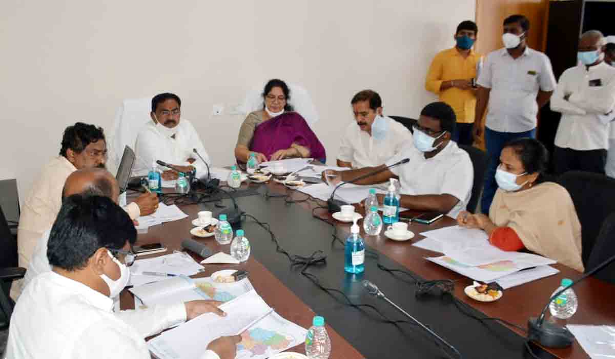 కొత్త జిల్లాల ఏర్పాటుపై మంత్రుల సమీక్ష