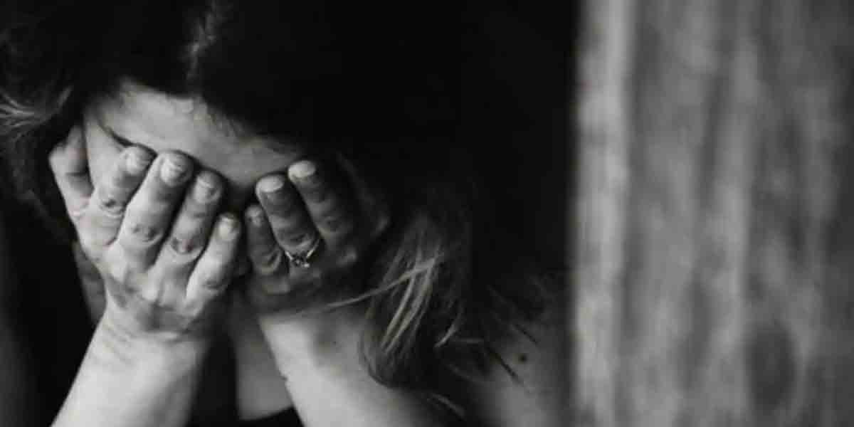 Molestation: భర్త కోసం బాలిక జీవితాన్ని బలి చేసిన మహిళ.. దంపతులిద్ద‌రిపై కేసు న‌మోదు..!