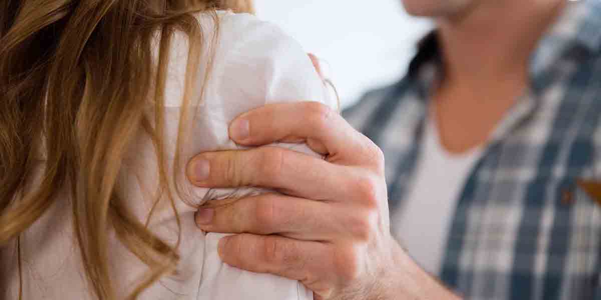 యువ‌తికి లైంగిక వేధింపులు.. అరెస్టు చేసిన ఎస్ఐపై దాడి..!