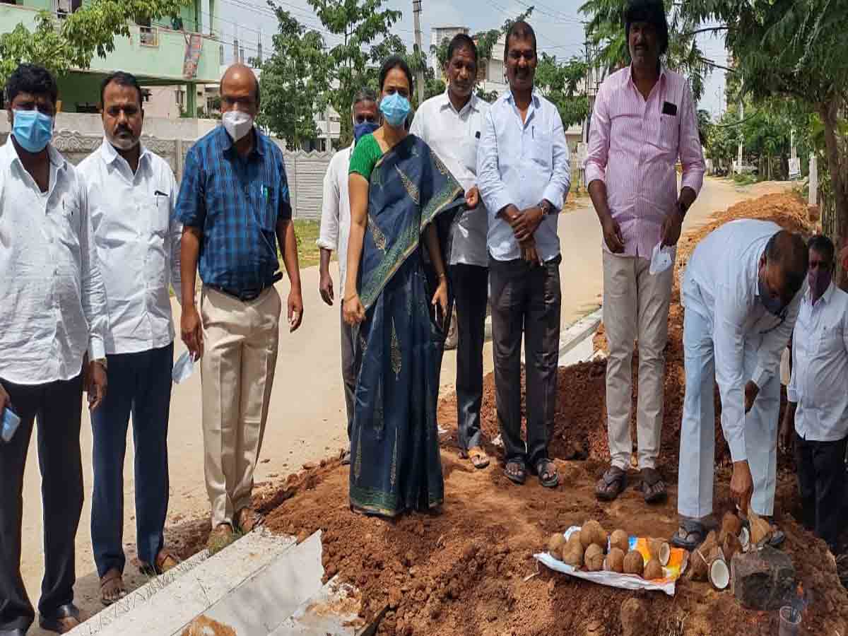 వారాంతపు సంతలోని వీధి వ్యాపారులకు ప్రత్యేక దుకాణ సదుపాయాలు..