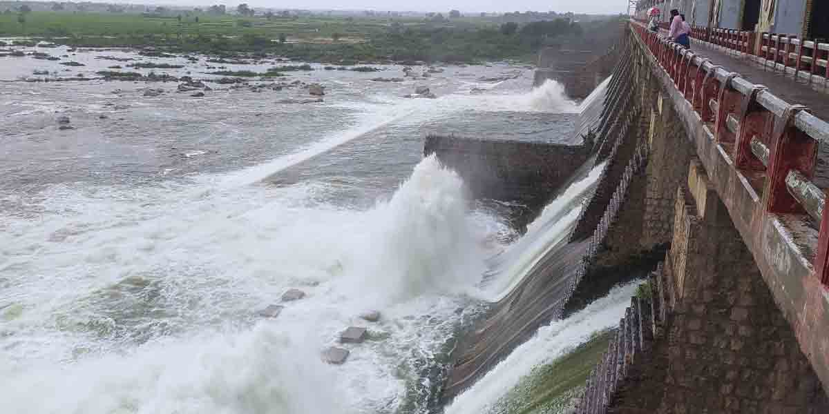 మూసి ప్రాజెక్టు మూడు గేట్లు ఎత్తివేత