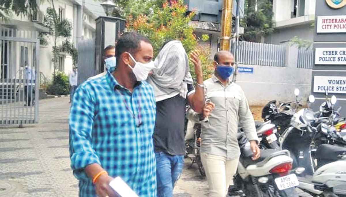 నిందితుడికి కరోనా.. ఠాణాలో హంగామా..