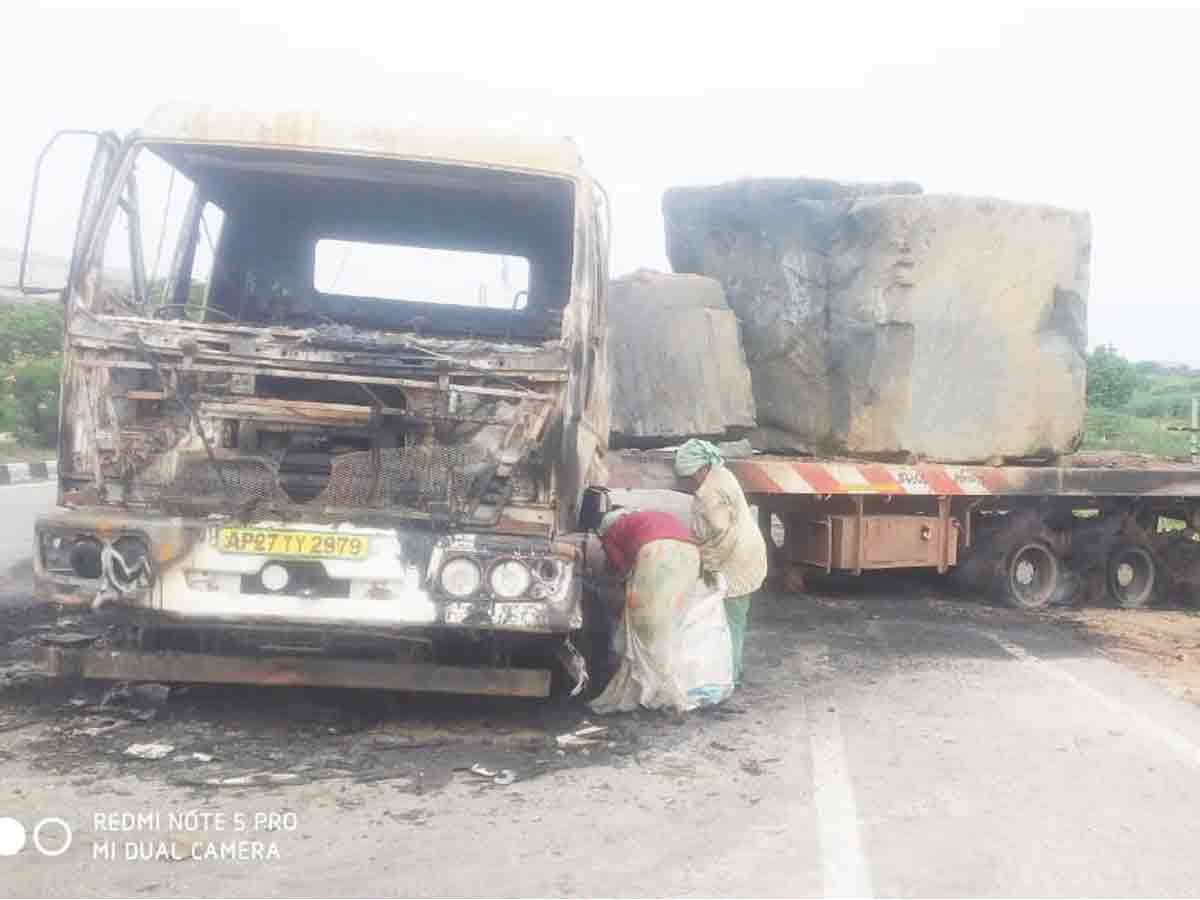 గ్రానైట్ లారీని ఢీ కొట్టిన డీసీఎం..దగ్ధమైన వాహనాలు