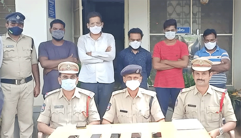 ఉద్యోగాలు, సబ్సిడీ రుణాల పేరిట ఘరానా మోసం