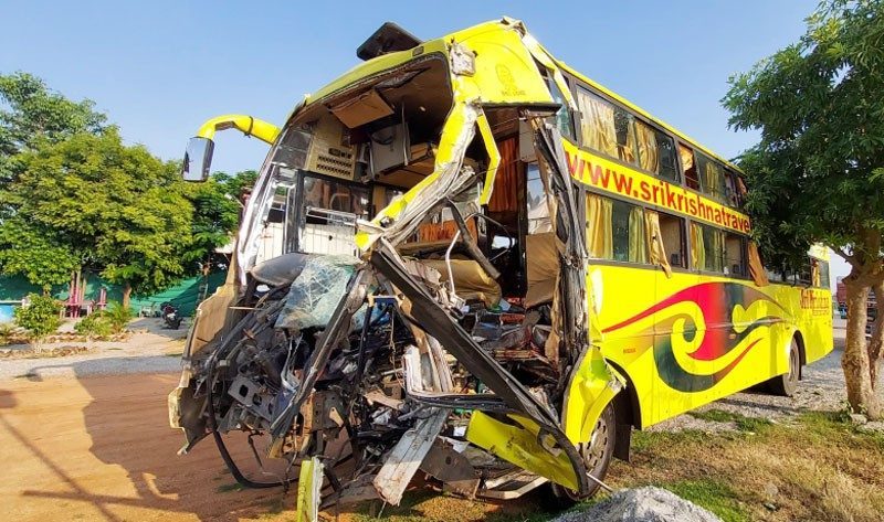 ముగ్గురిని బలిగొన్న అతివేగం