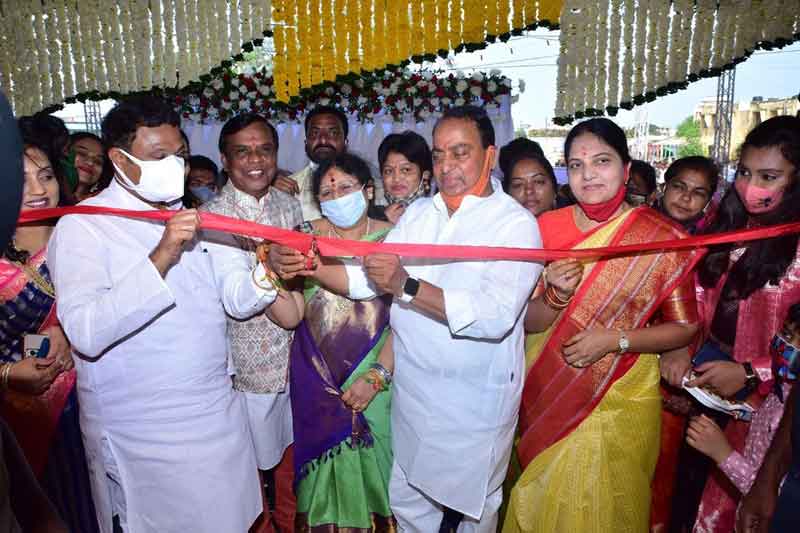 నిర్మల్‌లో కిసాన్‌ వస్త్ర దుకాణం ప్రారంభం