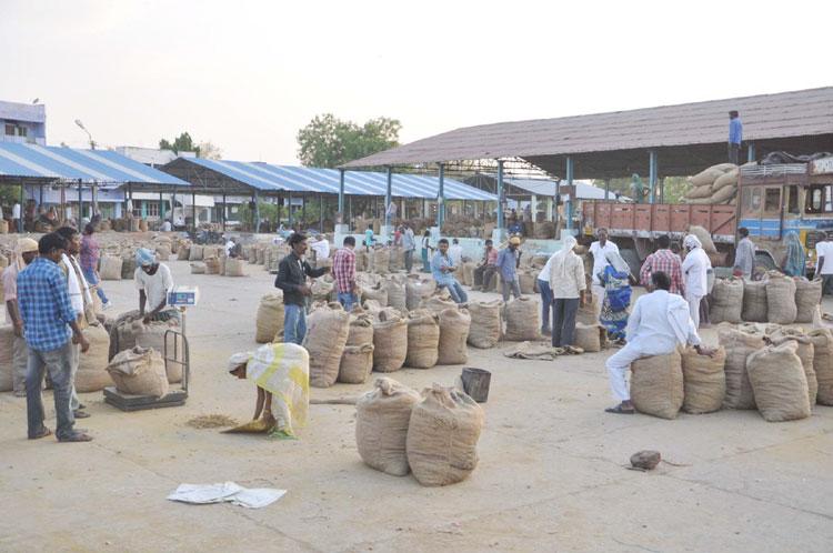 మార్కెట్‌యార్డులో చిల్లర దొంగలు!