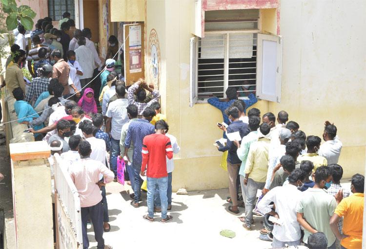 పీహెచ్‌సీ కిక్కిరిసి…