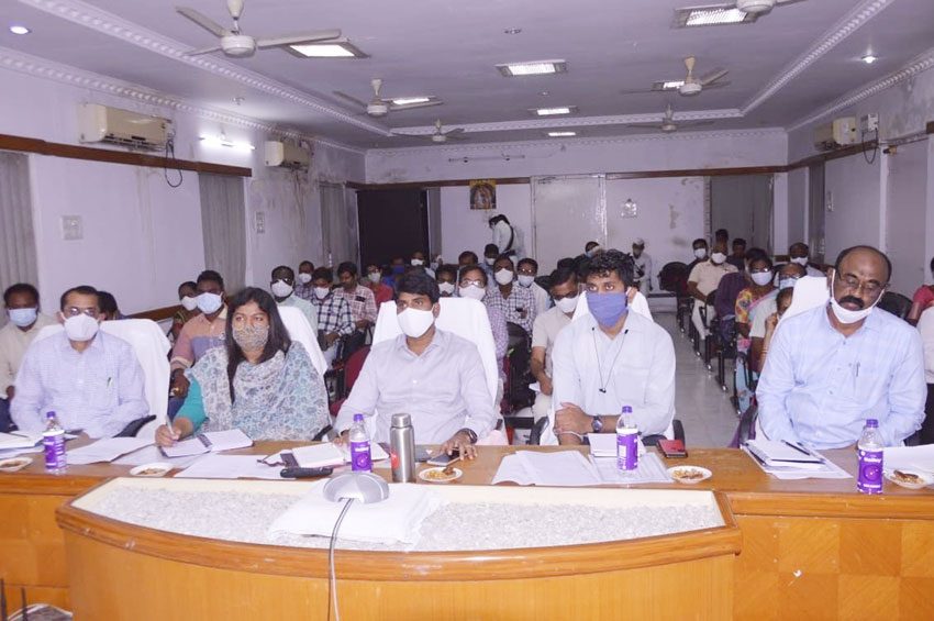 తరగతి గదుల్ని శానిటైజ్‌ చేయించండి