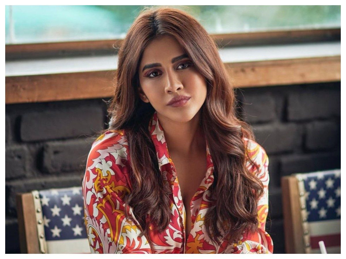 Nabha Natesh | చూపులతో మనసు దోచుకుంటున్న స్మార్ట్ భామ నబా నటేశ్‌