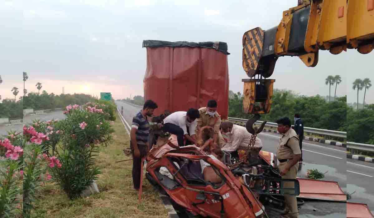 నకిరేకల్‌లో ఆగి ఉన్న లారీ ఢీకొట్టిన కంటైనర్‌.. డ్రైవర్‌ మృతి