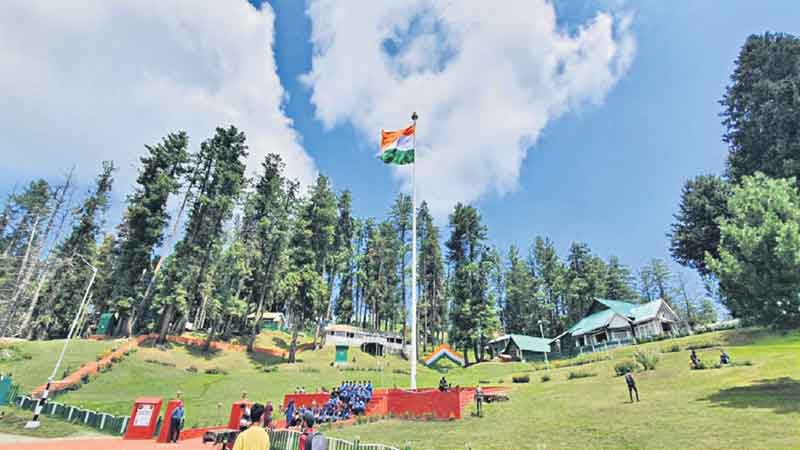 గుల్‌మార్గ్‌లో 100 అడుగుల జాతీయ జెండా ఏర్పాటు