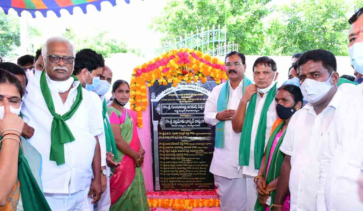 రైతు వేదికలు కర్షక దేవాలయాలు : మంత్రి నిరంజ‌న్ రెడ్డి