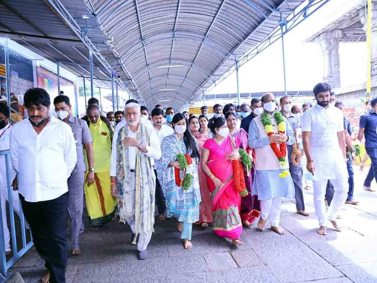 శ్రీకాళహస్తీశ్వర స్వామిని దర్శించుకున్న లోకసభ స్పీకర్