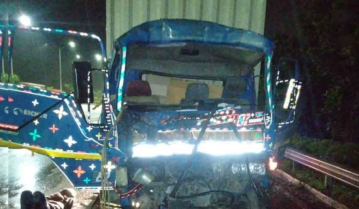 ఔటర్‌ రింగ్‌రోడ్డుపై లారీని ఢీకొట్టిన డీసీఎం..