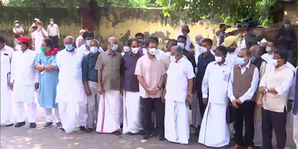 Opposition leaders : రైతుల‌తో క‌లిసి ప్ర‌తిప‌క్ష నేత‌ల ఆందోళ‌న‌