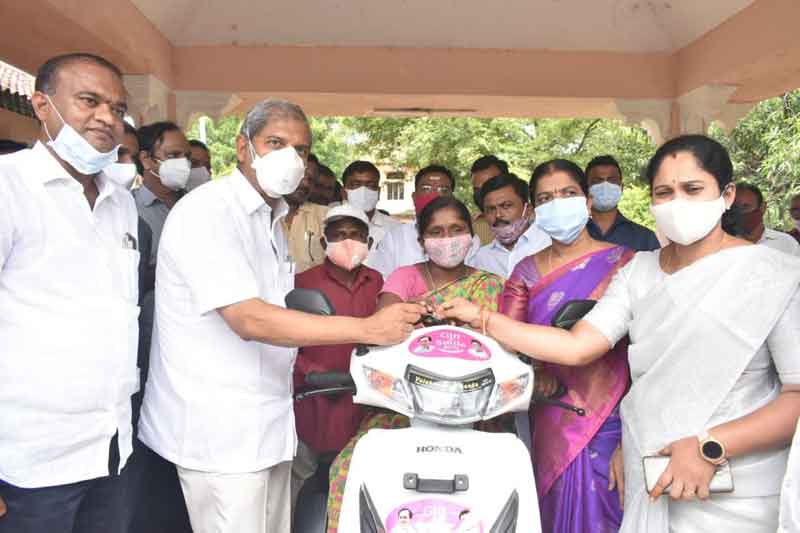 రహదారుల అభివృద్ధికి పెద్దపీట