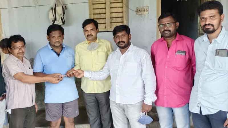 బాధిత కుటుంబాలకు దాతల చేయూత