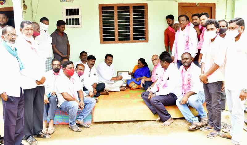 కార్యకర్తలకు అండగా టీఆర్‌ఎస్‌