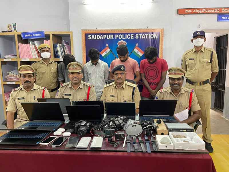 కొరియర్‌ బాయ్స్‌ ఘరానా మోసం