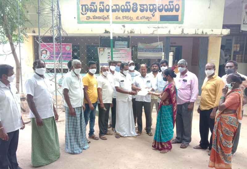 ఊరంతా ఏకమై.. రూ.5.85 లక్షల సాయం