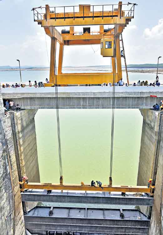 పులిచింతలలో స్టాప్‌లాగ్‌ గేట్‌ పనులు ప్రారంభం