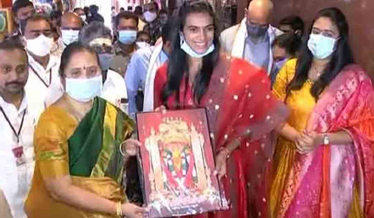 విజ‌య‌వాడ క‌న‌క దుర్గ‌మ్మ‌ను ద‌ర్శించుకున్న పీవీ సింధు