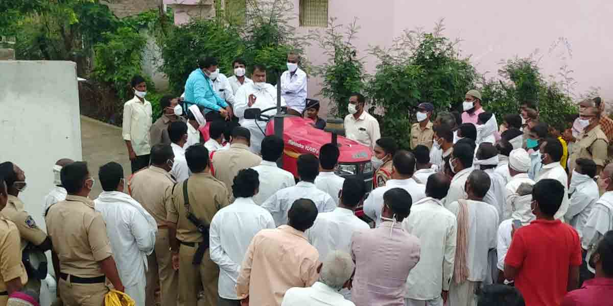 ట్రాక్టర్‌పై గ్రామాల్లో పర్యటించిన స్పీకర్‌ పోచారం