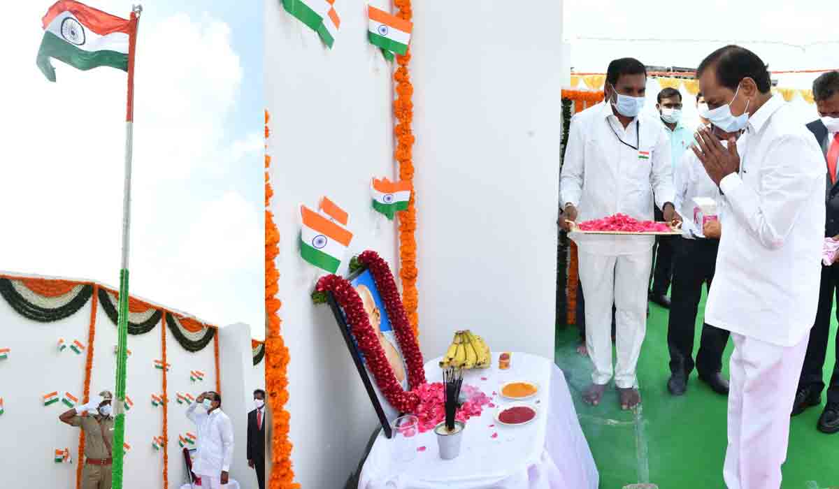 ప్రగతి భవన్‌లో జాతీయ జెండా ఆవిష్కరించిన సీఎం కేసీఆర్‌