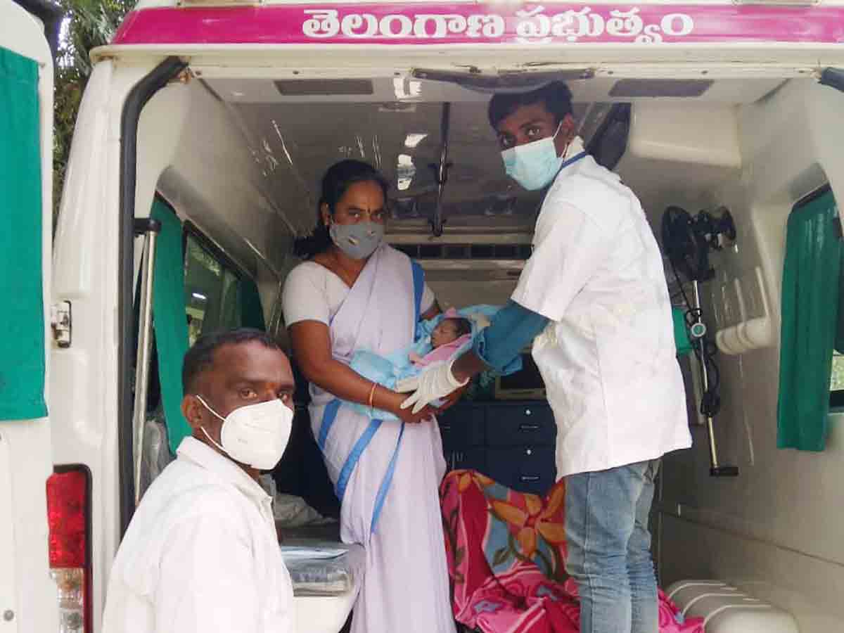 అంబులెన్స్​‍లోనే ప్రసవం