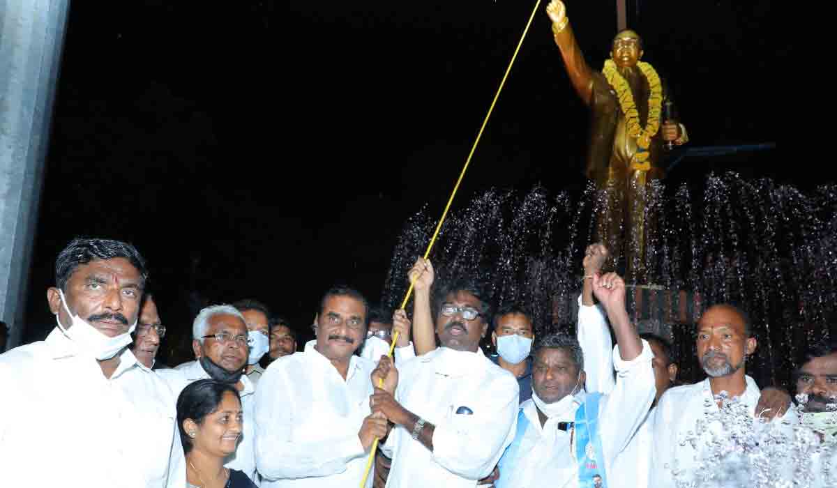 కొత్తగూడెంలో సెంట్రల్‌ లైటింగ్‌ను ప్రారంభించిన మంత్రి పువ్వాడ