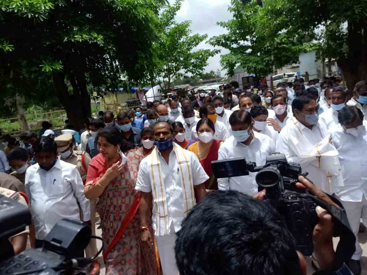 రామప్పను సందర్శించిన మంత్రులు, పురావస్తు శాఖ అధికారులు