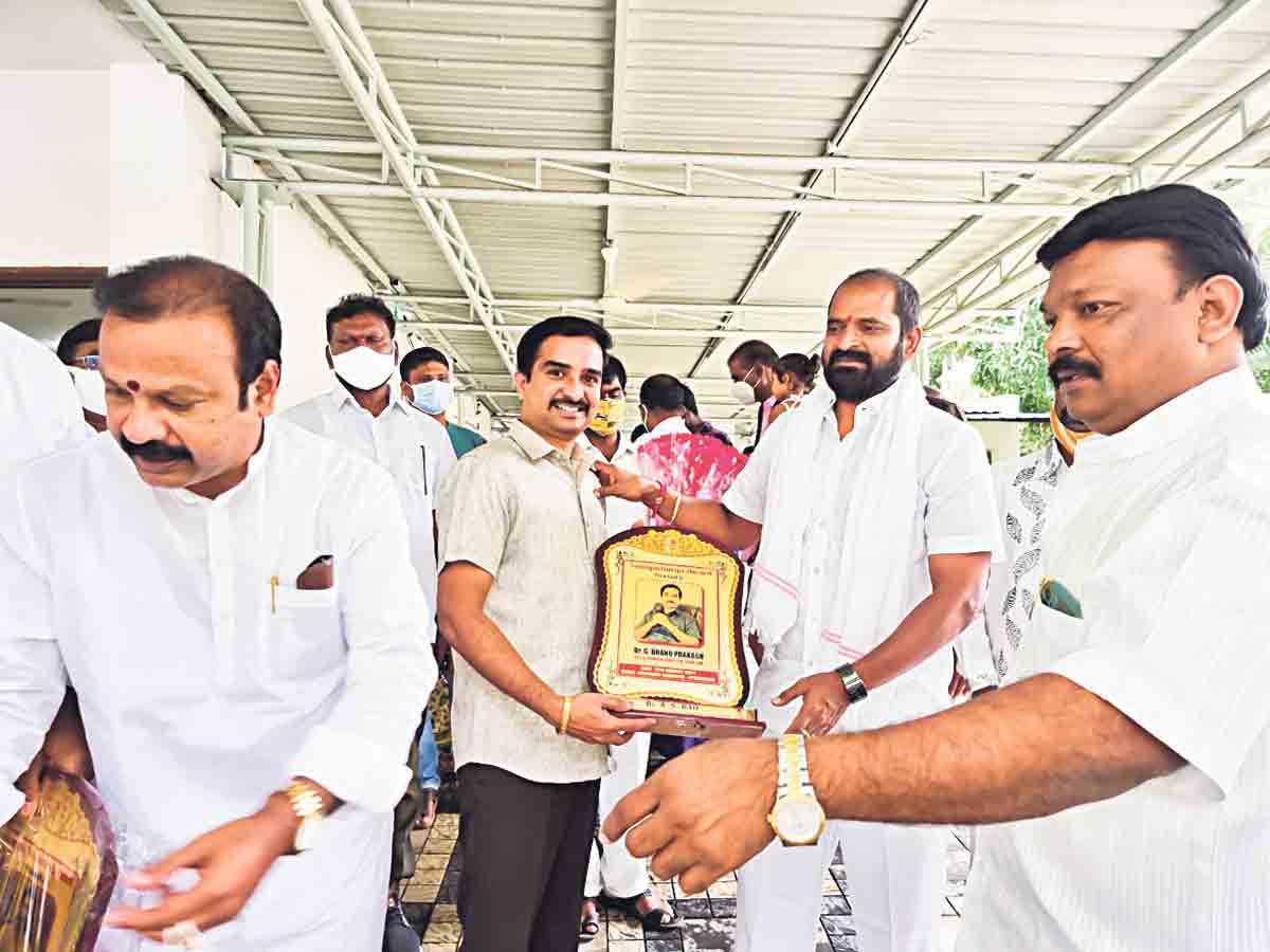 డాక్టర్‌ జి.భానుప్రకాశ్‌కు వైద్యాచార్య అవార్డు