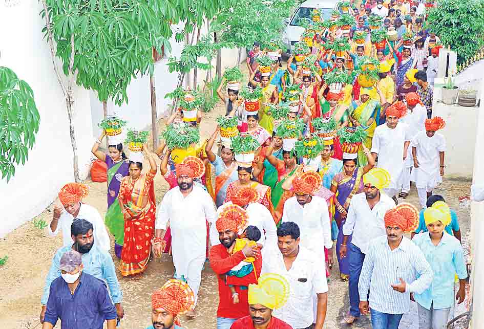 మైసిగండిలో ఘనంగా బోనాలు