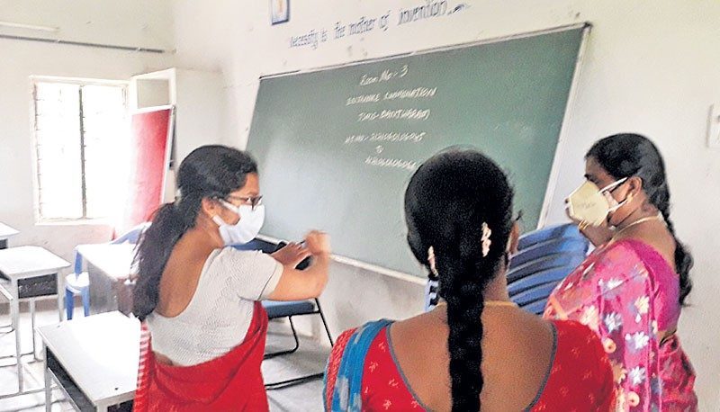 మోడల్‌ స్కూల్‌ ప్రిన్సిపాల్‌పై మండిపాటు