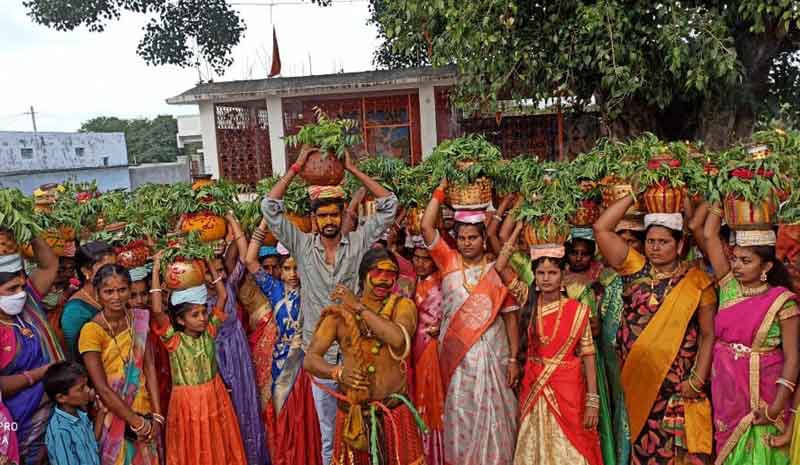 డప్పుల దరువు.. పోతరాజుల విన్యాసాలు