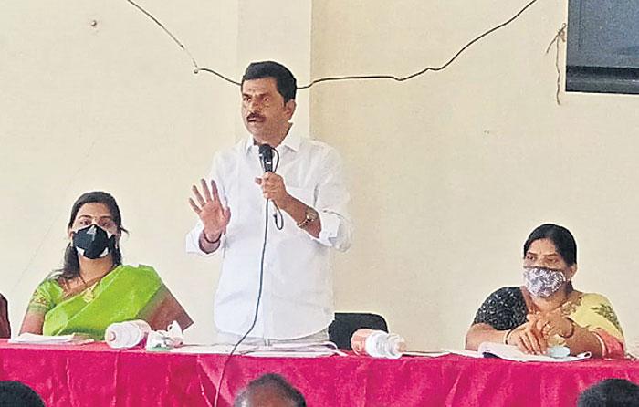 అభివృద్ధి పనులపై దృష్టి సారించండి