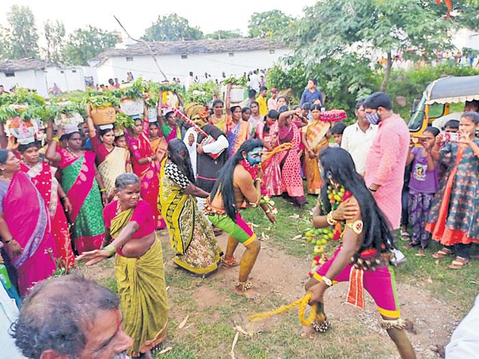 బోనాలతో ఊరేగింపు నిర్వహించిన భక్తులు