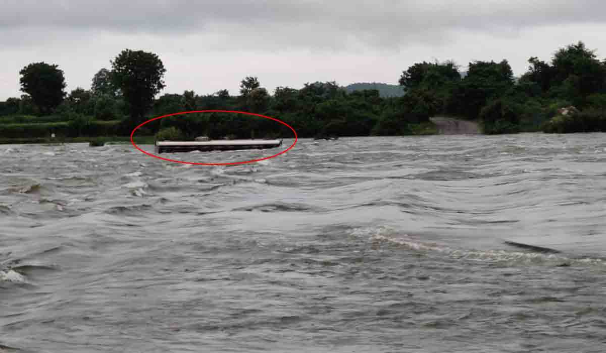 రాజ‌న్న సిరిసిల్ల జిల్లాలో వ‌ర‌ద‌లో కొట్టుకుపోయిన ఆర్టీసీ బ‌స్సు