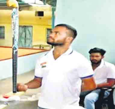 3.22 గంటల పాటు చూపుడువేలిపై హాకీ స్టిక్‌