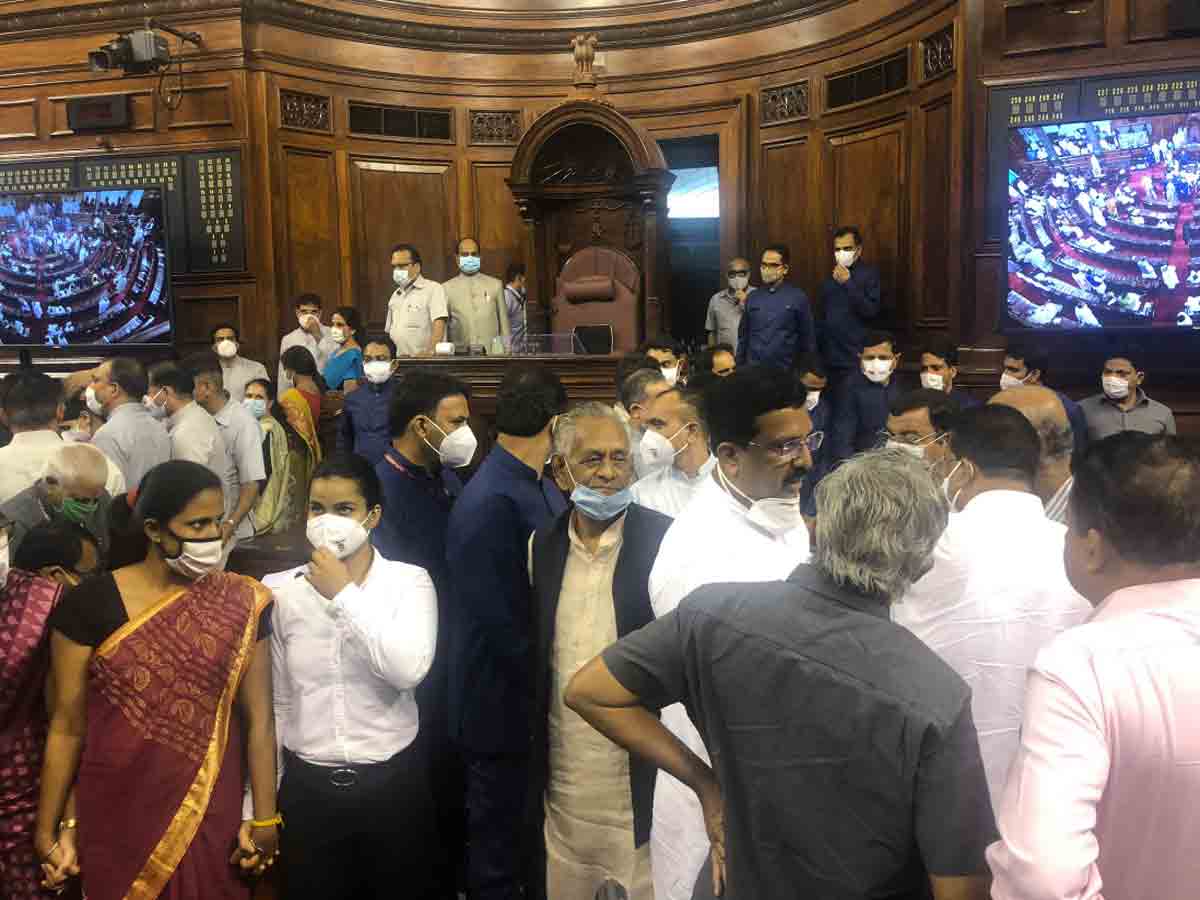 మార్షల్స్ రాక.. రాజ్యసభ నుంచి ప్రతిపక్ష లీడర్లు వాకౌట్