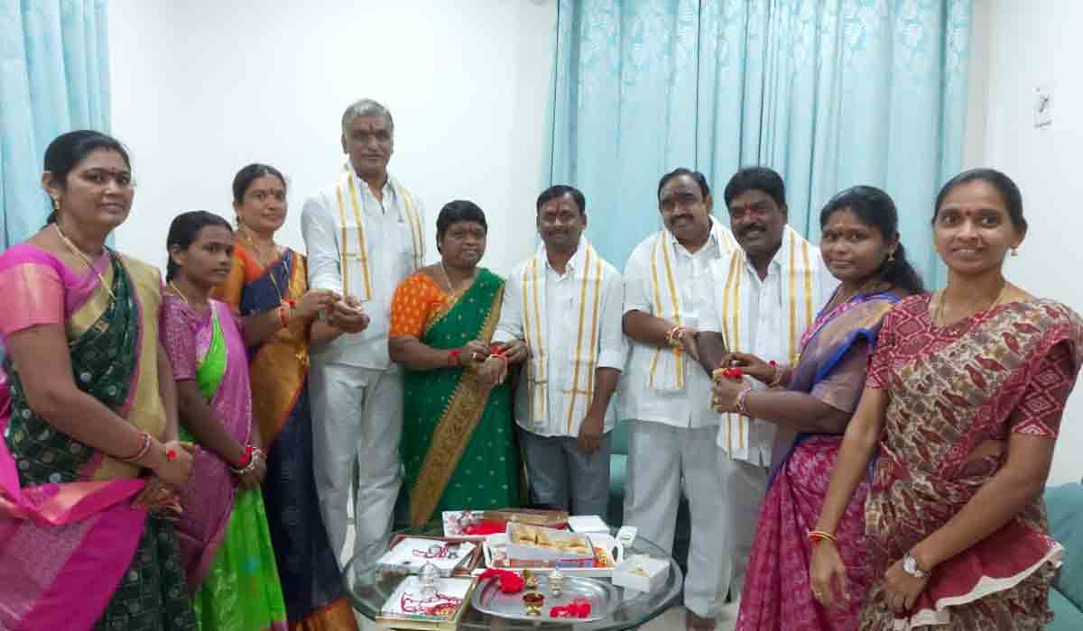 హుజూరాబాద్‌ రాఖీ వేడుకల్లో మంత్రి హరీశ్‌ రావు